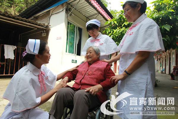 宜宾市第一人民医院:“5·12”护士节 他们用义