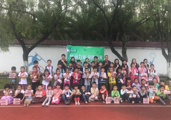 黑人牙刷再启公益行 用知识点亮孩子笑容