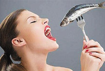 魚刺卡喉別吞飯喝醋 分分鐘可能威脅生命
有的人被魚刺卡住后拼命地喝醋,認為醋可以溶解由鈣構成的魚刺,達到軟化魚刺的目的。喝了醋之后,軟化的魚刺就會從組織上脫落下來。真的是這樣嗎?【詳細】
衛生健康|健康圖集